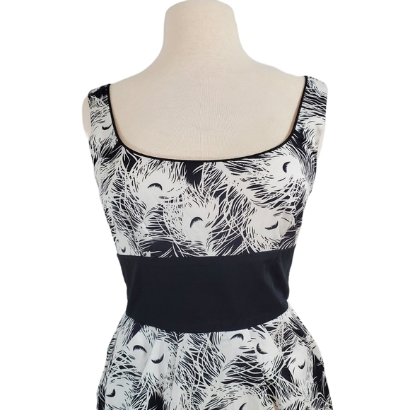 B. Smart Black & White Sheath Trumpet Dress - Picture 2 of 7